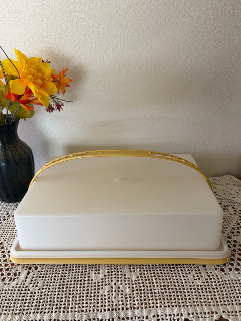Tupperware Cake Carrier With Handle